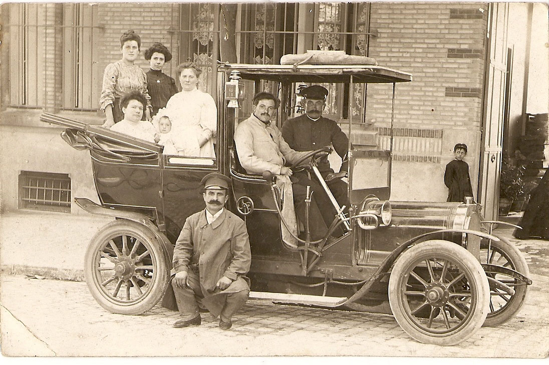 photo d'époque: voiture et personne