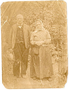 Grands-parents maternel d'Edouard Louge, ferronnier à Labarthe-Inard dans les Pyrénées.