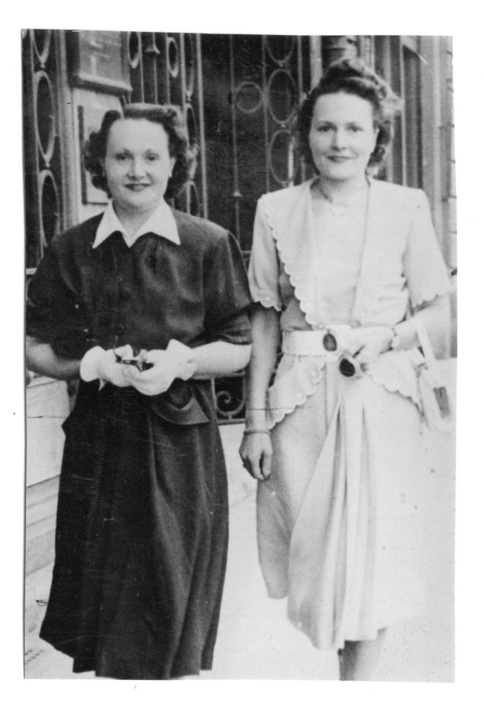 Les deux filles d'Edouard et Suzanne au alentour de 1940. Ma grand-mère Juliette est habillée en blanc.