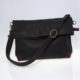 sac en cuir noir et pourpre, face en pochette, cuir souple et moelleux, grand sac, bandoulière avec boucle à coulisse, plusieurs anneaux d'attache