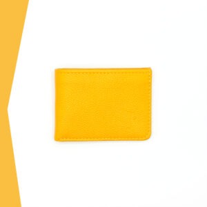 Portefeuille Calypso Lou s'enjaille en cuir jaune, le cuir est grainé, vue de face fermé
