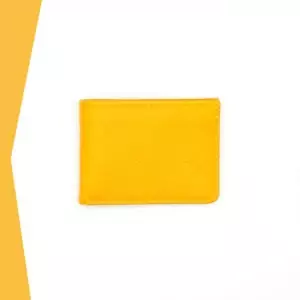 Portefeuille Calypso Lou s'enjaille en cuir jaune, le cuir est grainé, vue de face fermé
