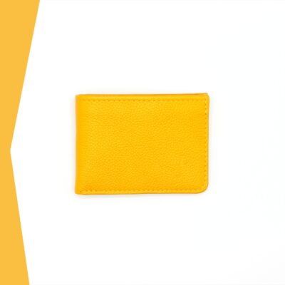 Portefeuille Calypso Lou s'enjaille en cuir jaune, le cuir est grainé, vue de face fermé