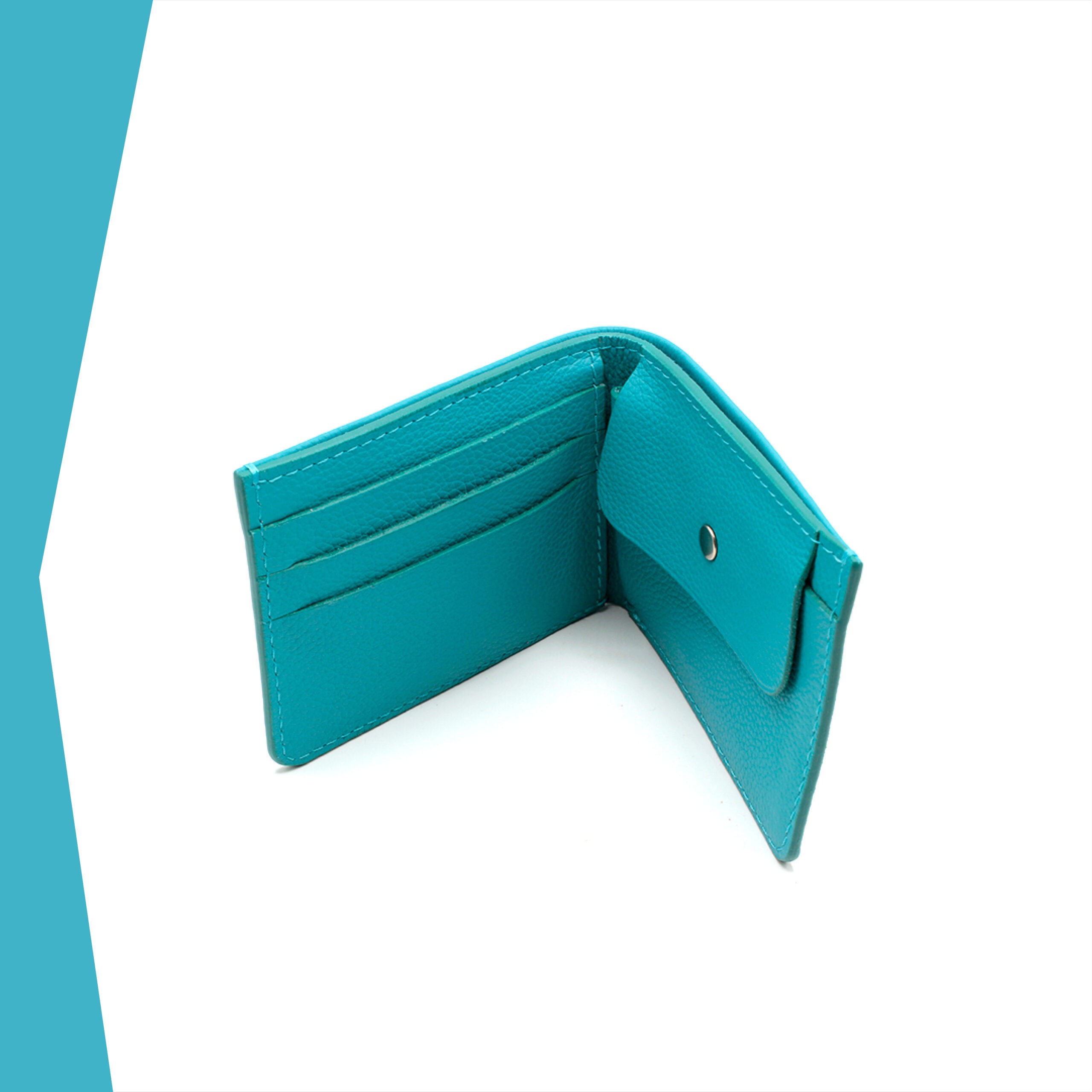 Portefeuille Calypso Lou s'enjaille en cuir turquoise, le cuir est grainé, vue de haut ouvert