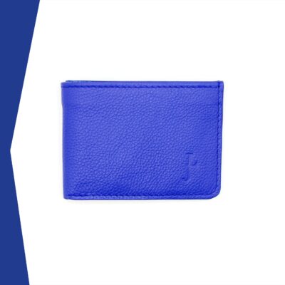 porte monnaie en cuir bleu électrique vue de face fermé, il est rectangulaire, plus large que haut.