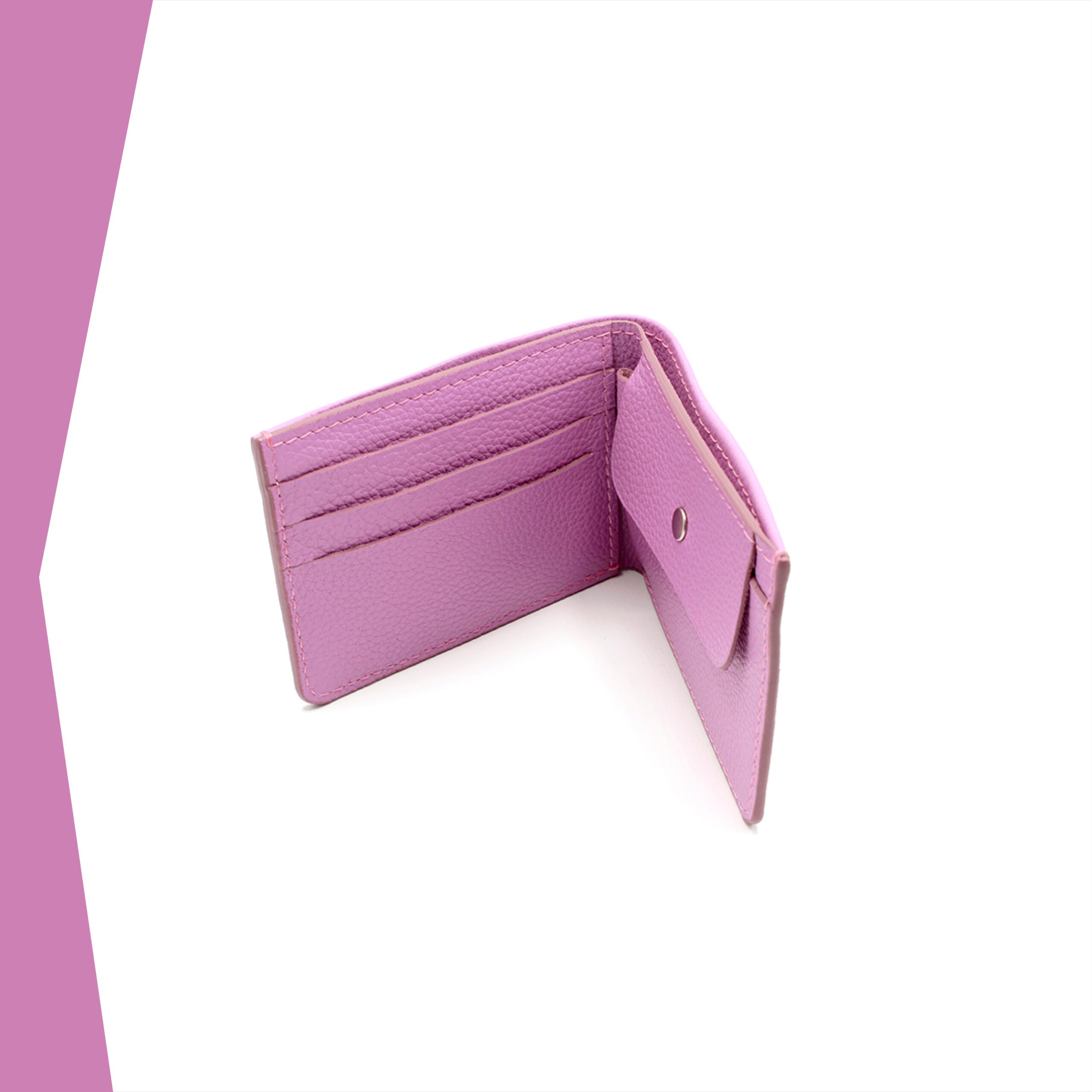 Portefeuille Calypso Lou s'enjaille en cuir mauve, le cuir est grainé, vue de haut ouvert