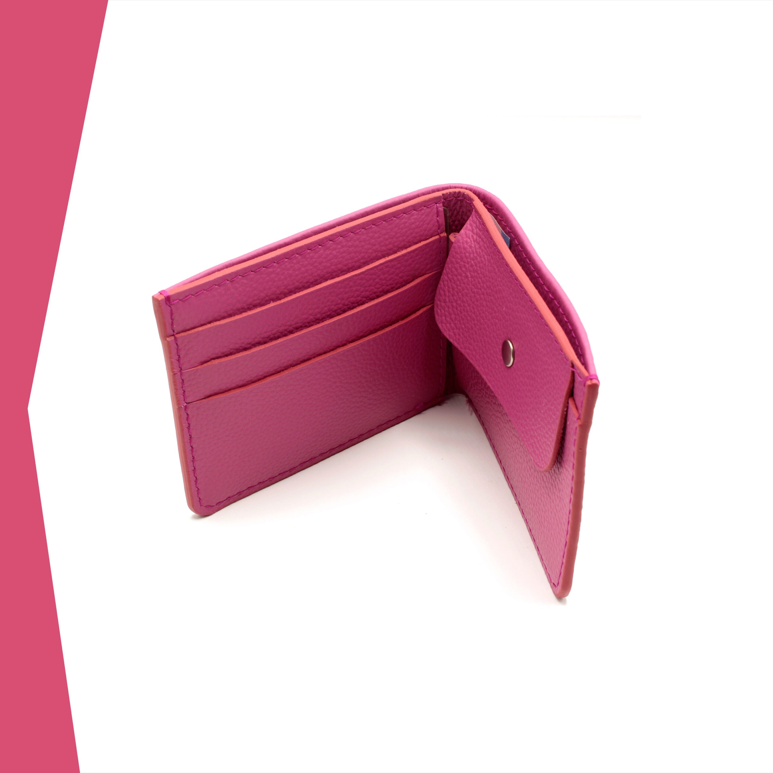 Portefeuille Calypso Lou s'enjaille en cuir fuchsia, le cuir est grainé, vue de haut ouvert