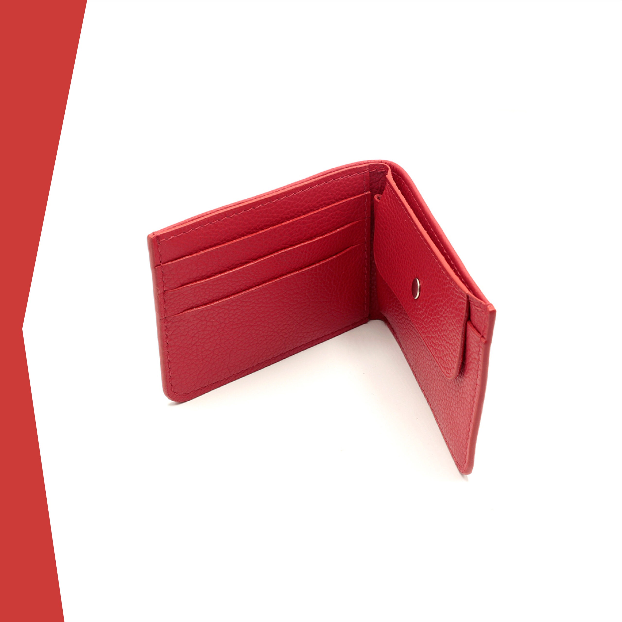 Portefeuille Calypso Lou s'enjaille en cuir rouge, vue ouvert de haut, le cuir est grainé, on voit la poche porte billet qui fait toute la longueur du portefeuille, le porte monnaie et l'emplacement de la poche et des cartes