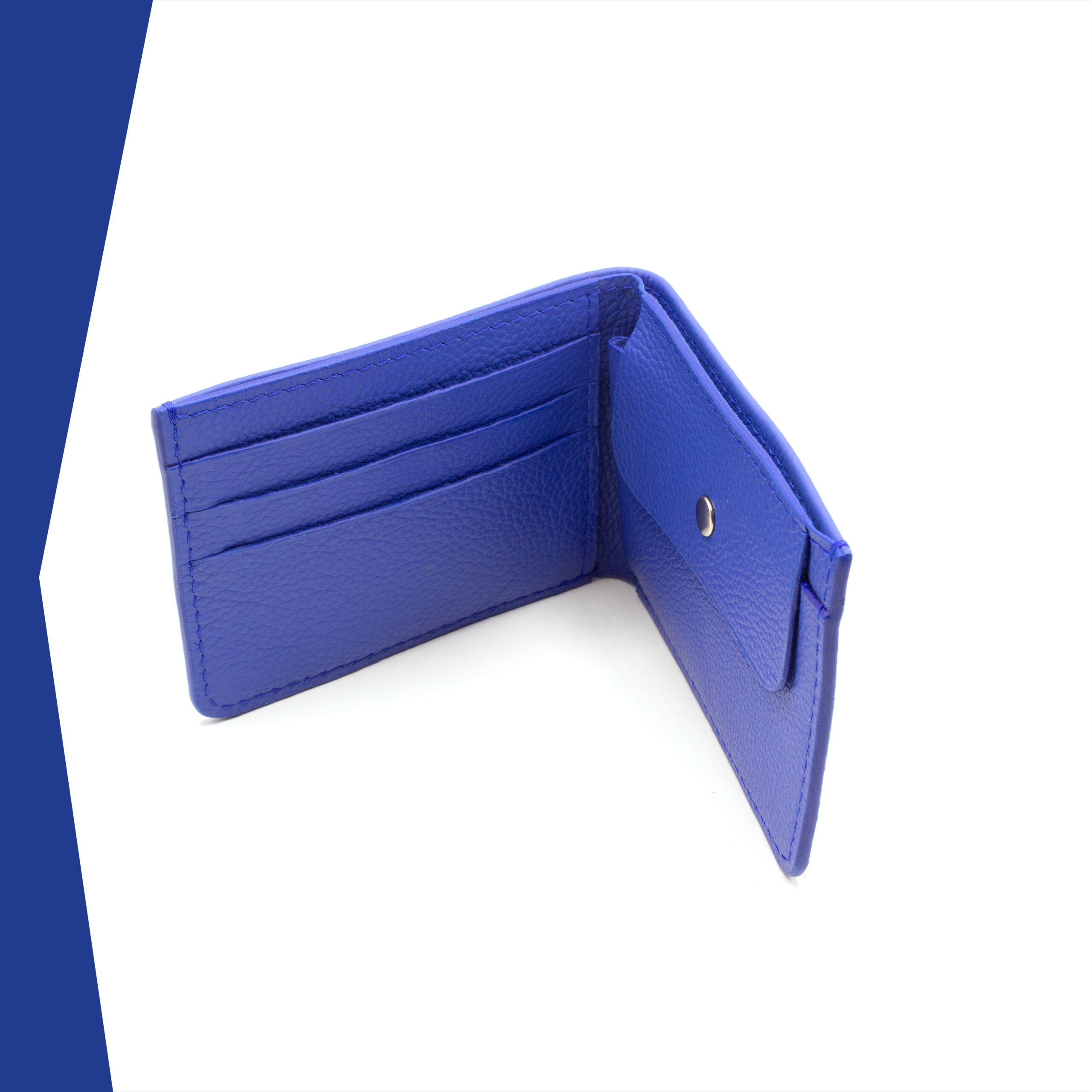 porte monnaie en cuir bleu électrique vue de haut ouvert, on voit son porte-monnaie, 1 grande poche et 3 emplacements pour les cartes, une poche porte billets qui fait toute la longueur du portefeuille